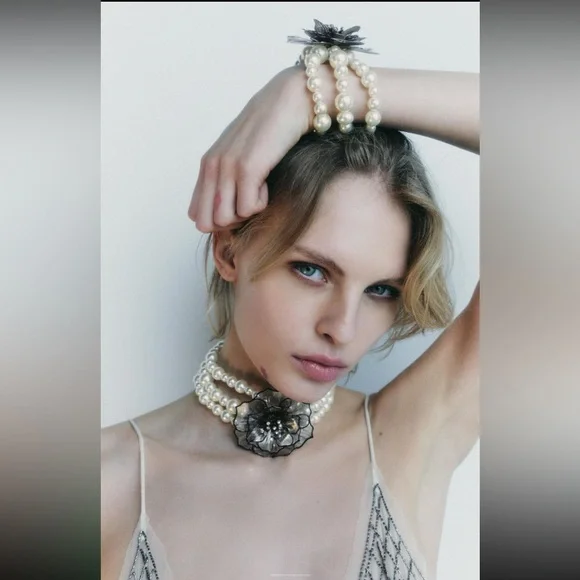 Shimmery floral pearl necklace - Picture 2 of 6